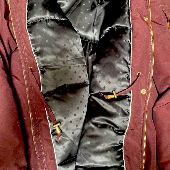 Brand: Bebe Colour: burgundy, black, with gold accents. Size: Large. - Picture 5 of 5